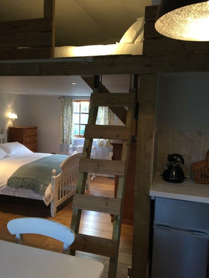 Stapehill Lodge B&B Hampreston Exteriör bild