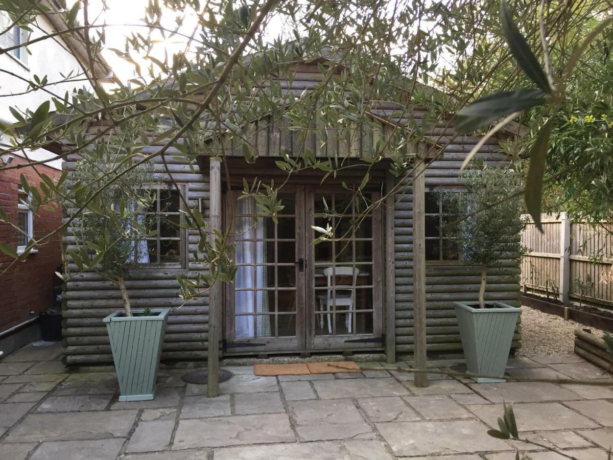 Stapehill Lodge B&B Hampreston Exteriör bild