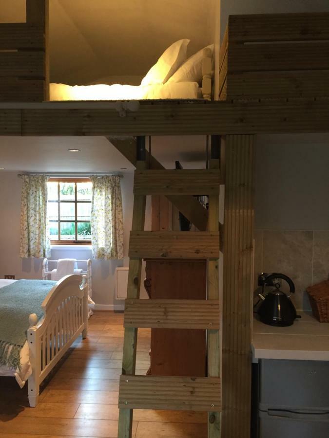 Stapehill Lodge B&B Hampreston Exteriör bild